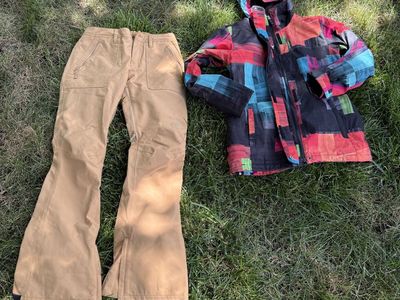 ROXY Regular Fit 10K Multicolor Abstract Snowboard Ski Jacket & Tan Burton Pants