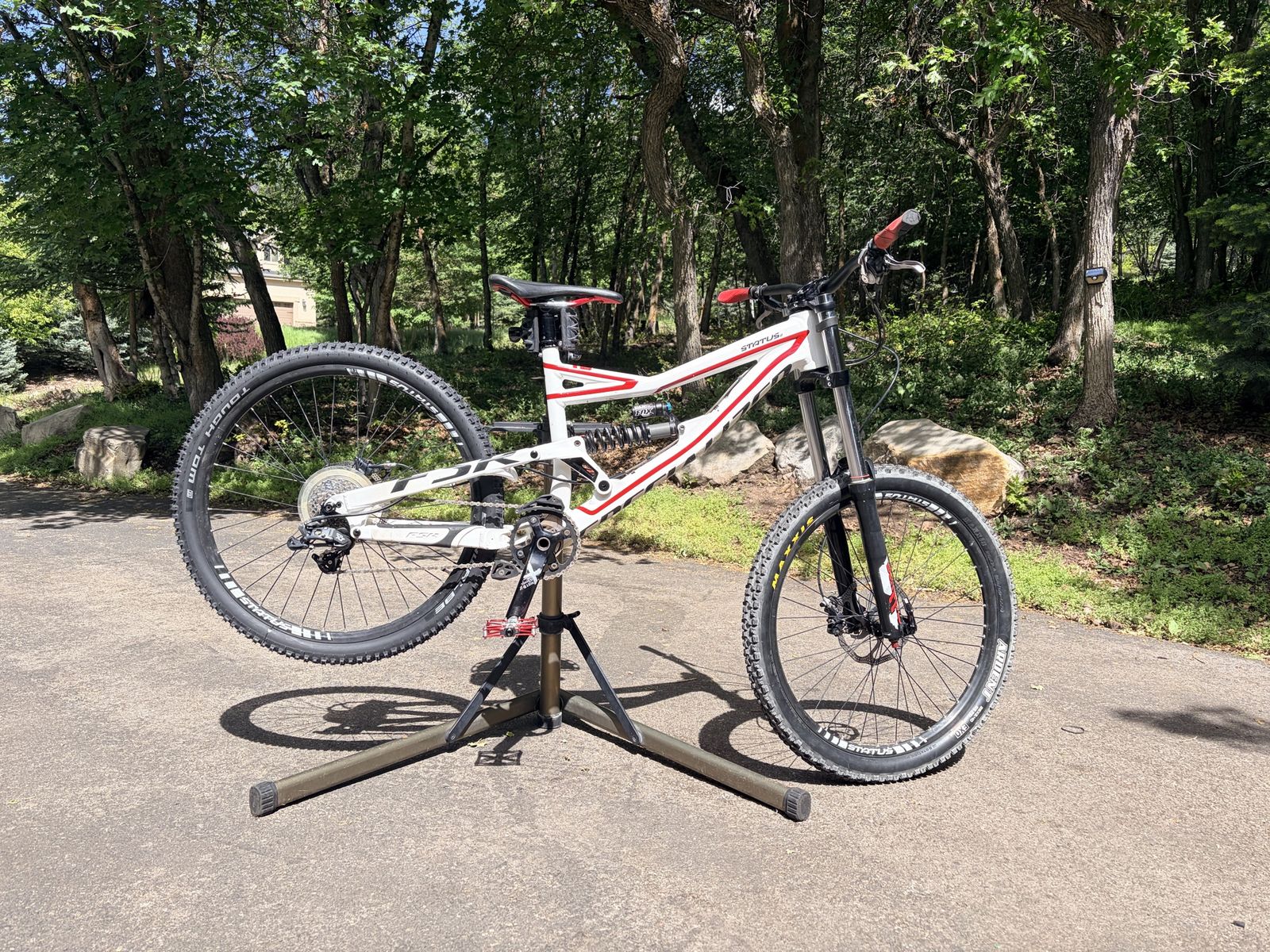 Specialized Status II Downhill Mountain Bike - White/Red, Fox Van RC Shock
