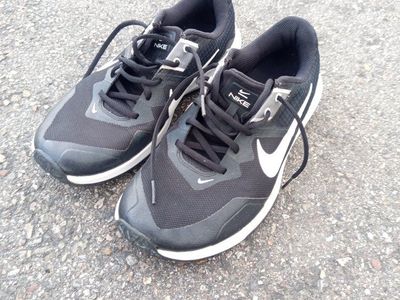 size 9 1/2 Nike men's shoes
