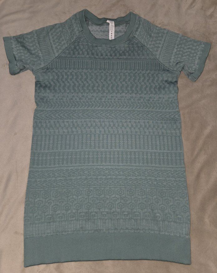 Lululemon Rest Less Short Sleeve top Size 8