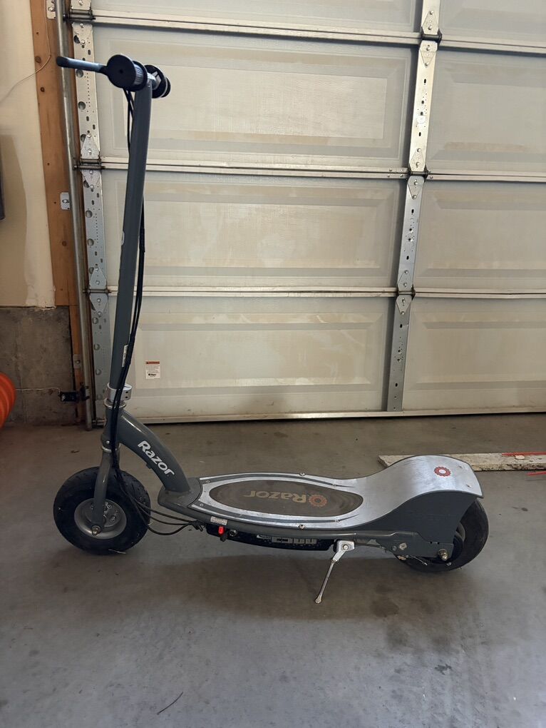 Razor E-Scooter E300