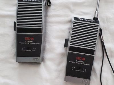 Vintage Realistic TRC-74 Citizens Band Transceiver Walkie-Talkie with Manual