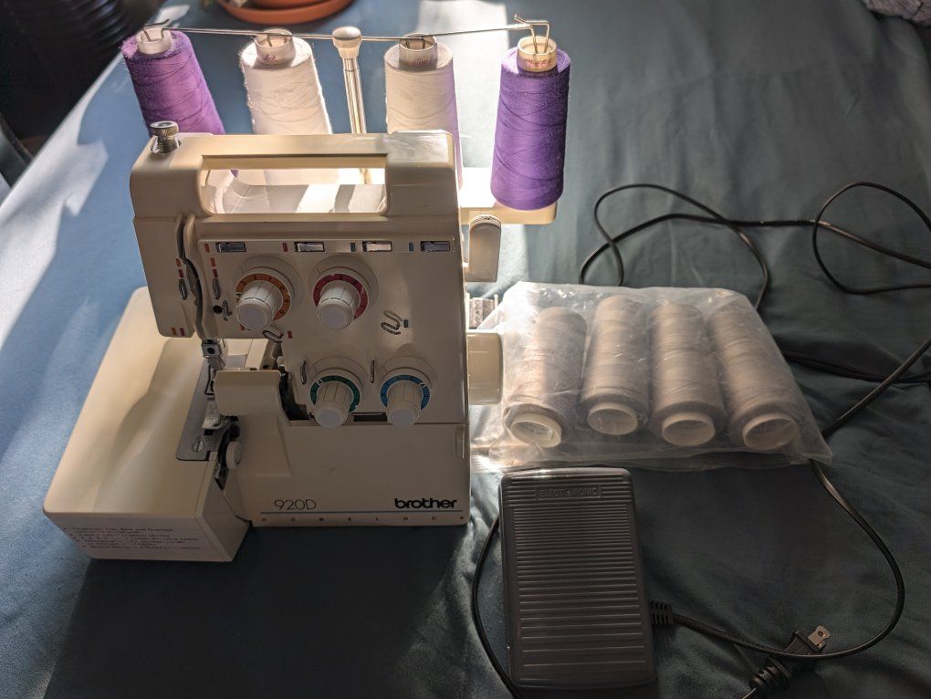 Brother 920D Homelock Serger Sewing Machine with Foot Pedal and Extra Thread