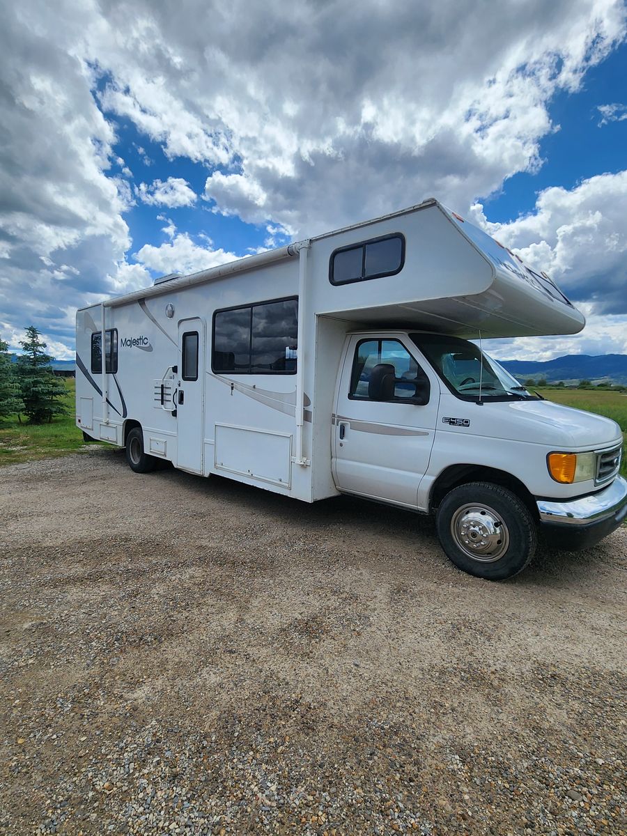 2003 Four Winds Majestic 28' Class C Motorhome – Completely Remodeled