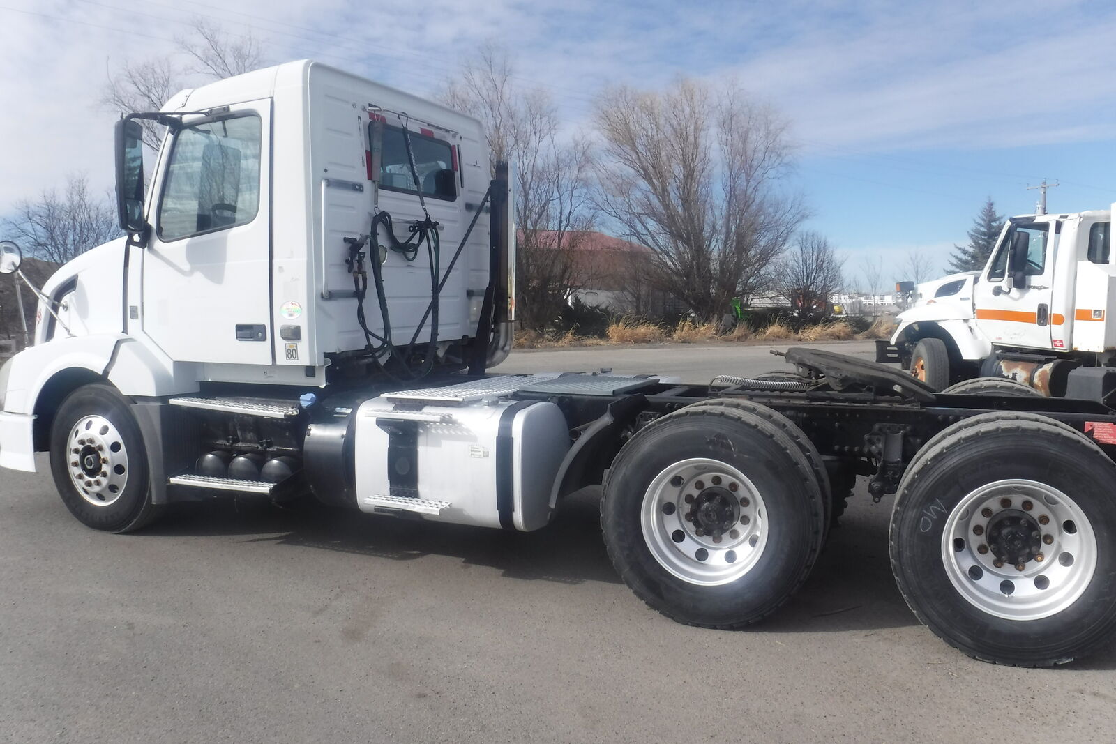 2011 Volvo VNL300 Day Cab tandem axle semi-tractor