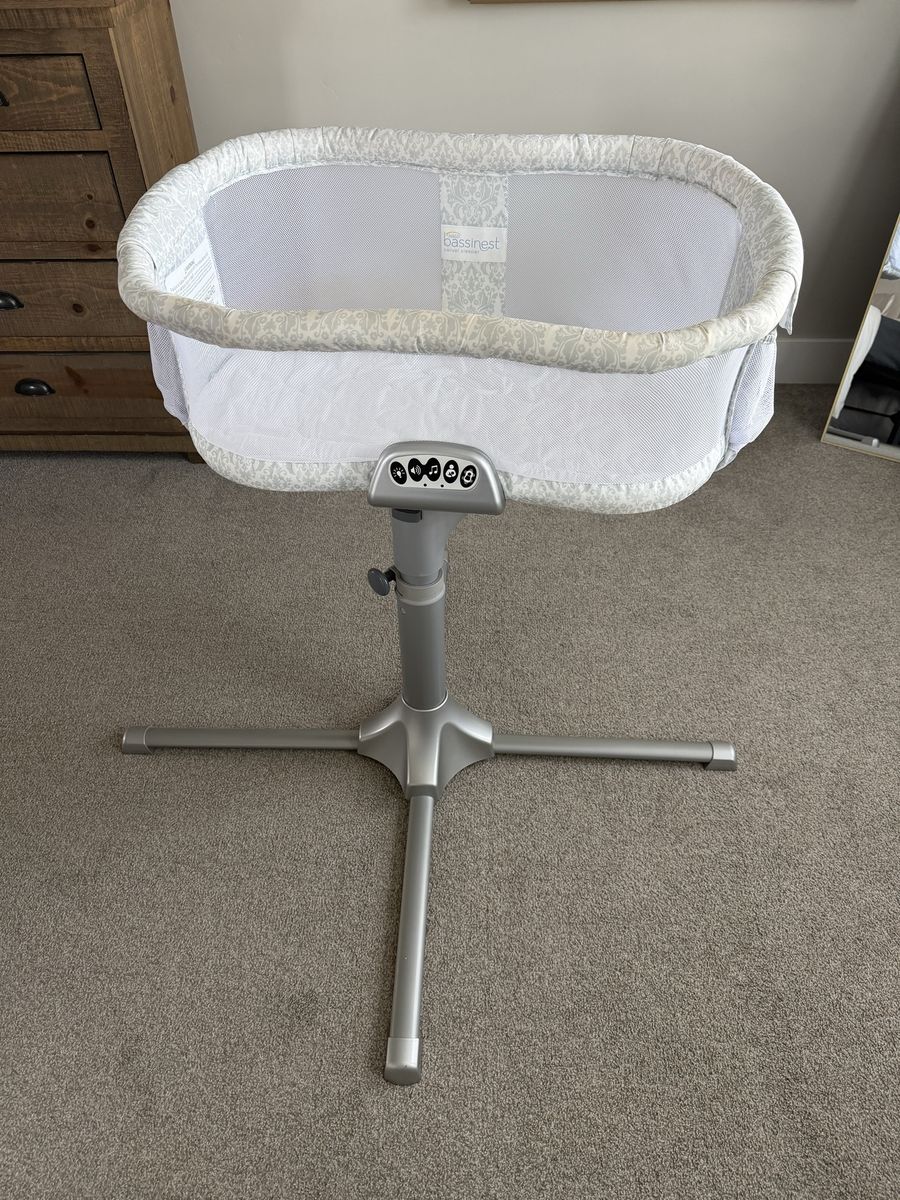 HALO BassiNest Swivel Sleeper Bassinet - Damask Pattern