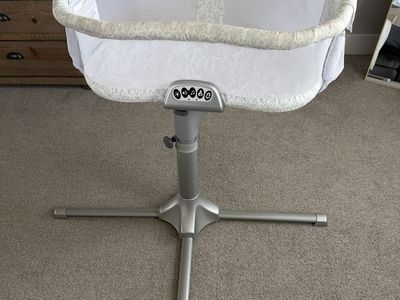 HALO BassiNest Swivel Sleeper Bassinet - Damask Pattern
