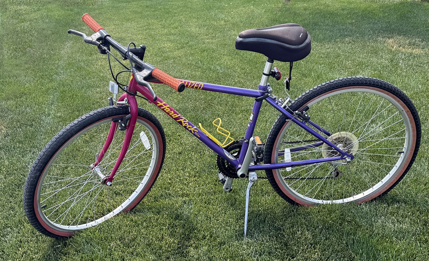 Specialized Hard Rock Mountain Bike, 21-Speed, w/ Water Bottle Holder