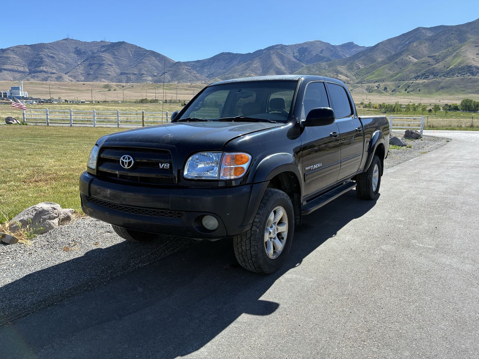 Toyota Tundra V8 4.7L Double Cab Pickup Truck - Black