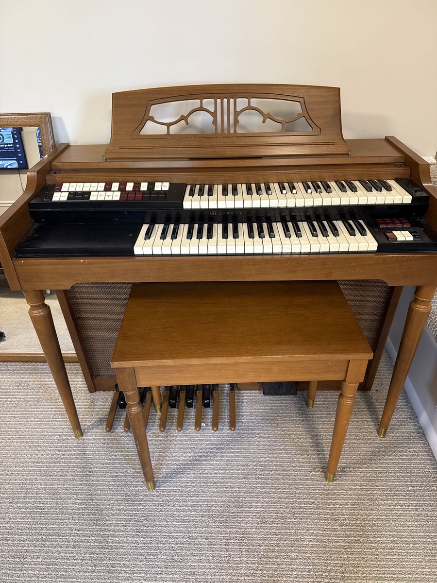 Lowrey DSO-1 Heritage Deluxe Tube Organ, Built-In Leslie, Matching Bench, Fully Working