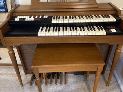 Lowrey DSO-1 Heritage Deluxe Tube Organ, Built-In Leslie, Matching Bench, Fully Working