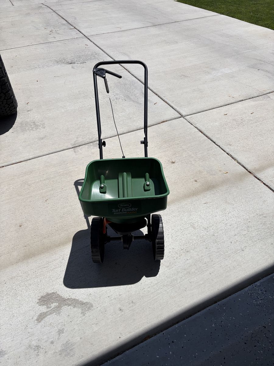 Scott’s Mini Fertilizer Spreader