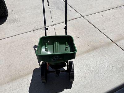 Scott’s Mini Fertilizer Spreader