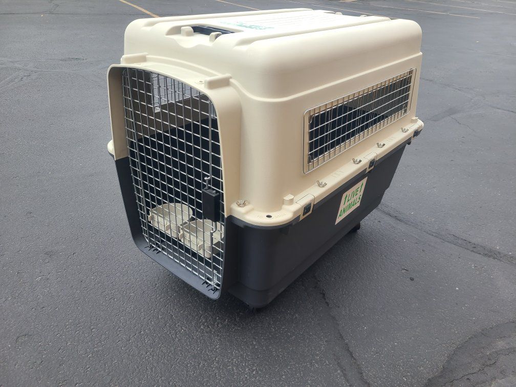 large kennel, on wheels, like new