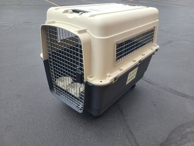 large kennel, on wheels, like new