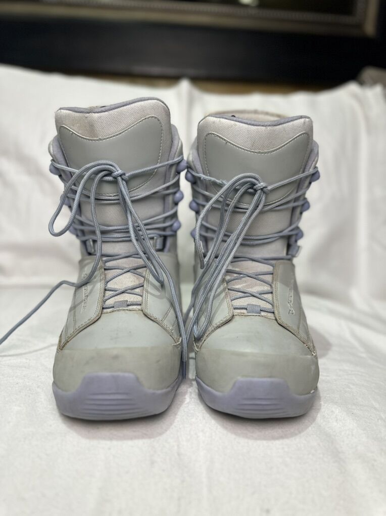 Heelside  Women’s 10 Snowboard Boots