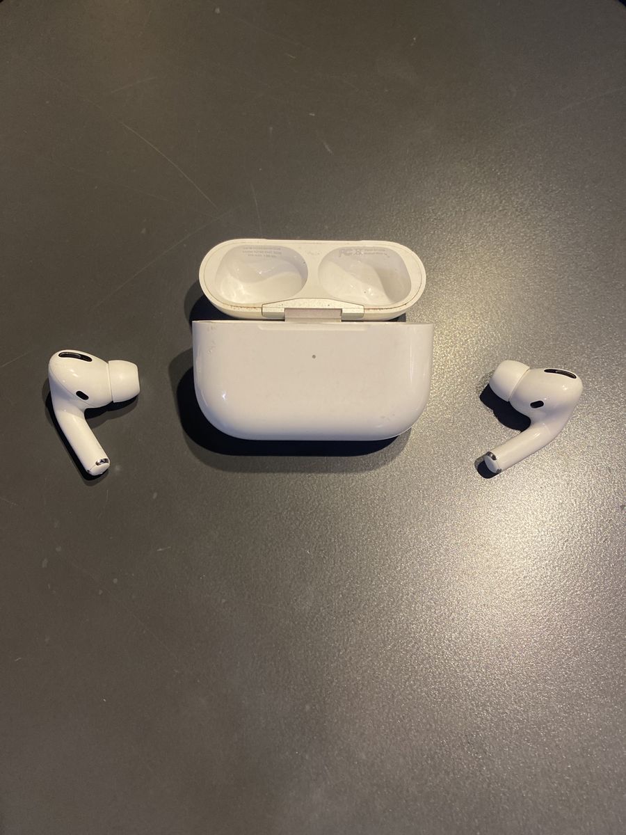 Apple AirPods Pro (1st Gen) with Wireless Charging Case - White (Used)