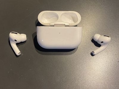 Apple AirPods Pro (1st Gen) with Wireless Charging Case - White (Used)