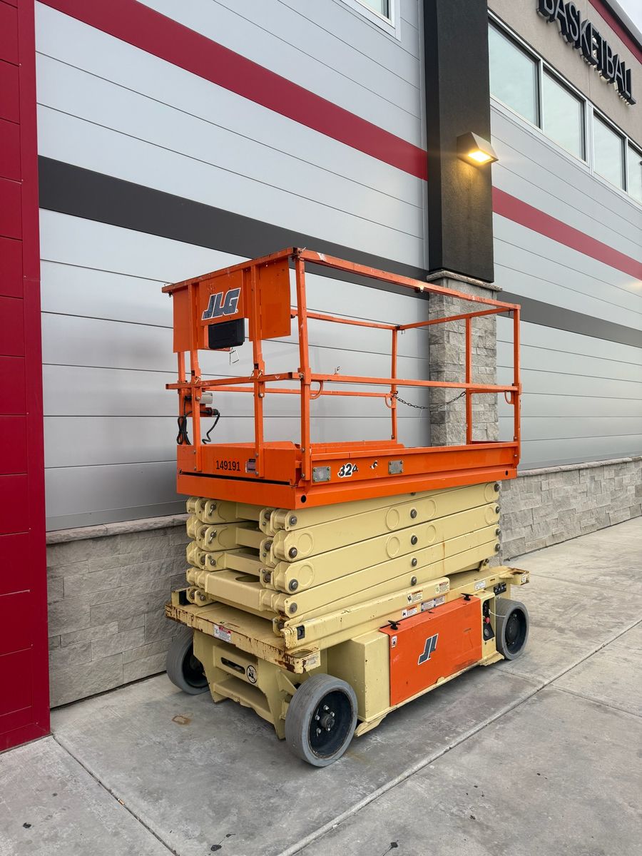 SCISSOR LIFT 19FT - 26FT - 32FT.    RENTAL.  GENIE - JLG - JCB.