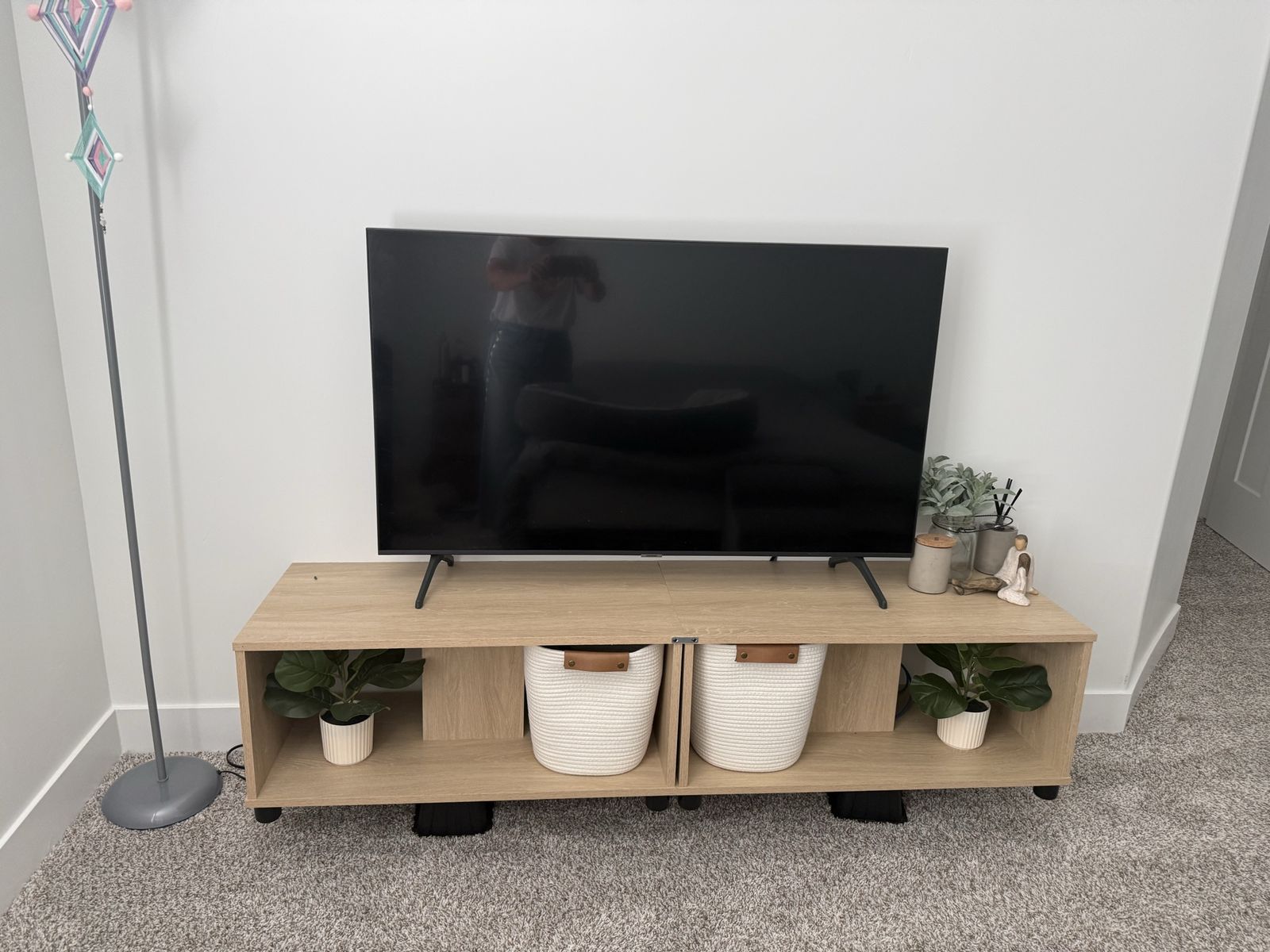 Samsung Smart LED TV 50 inch with table and lower baskets and plants 