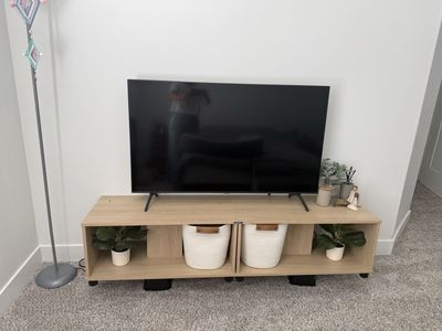 Samsung Smart LED TV 50 inch with table and lower baskets and plants