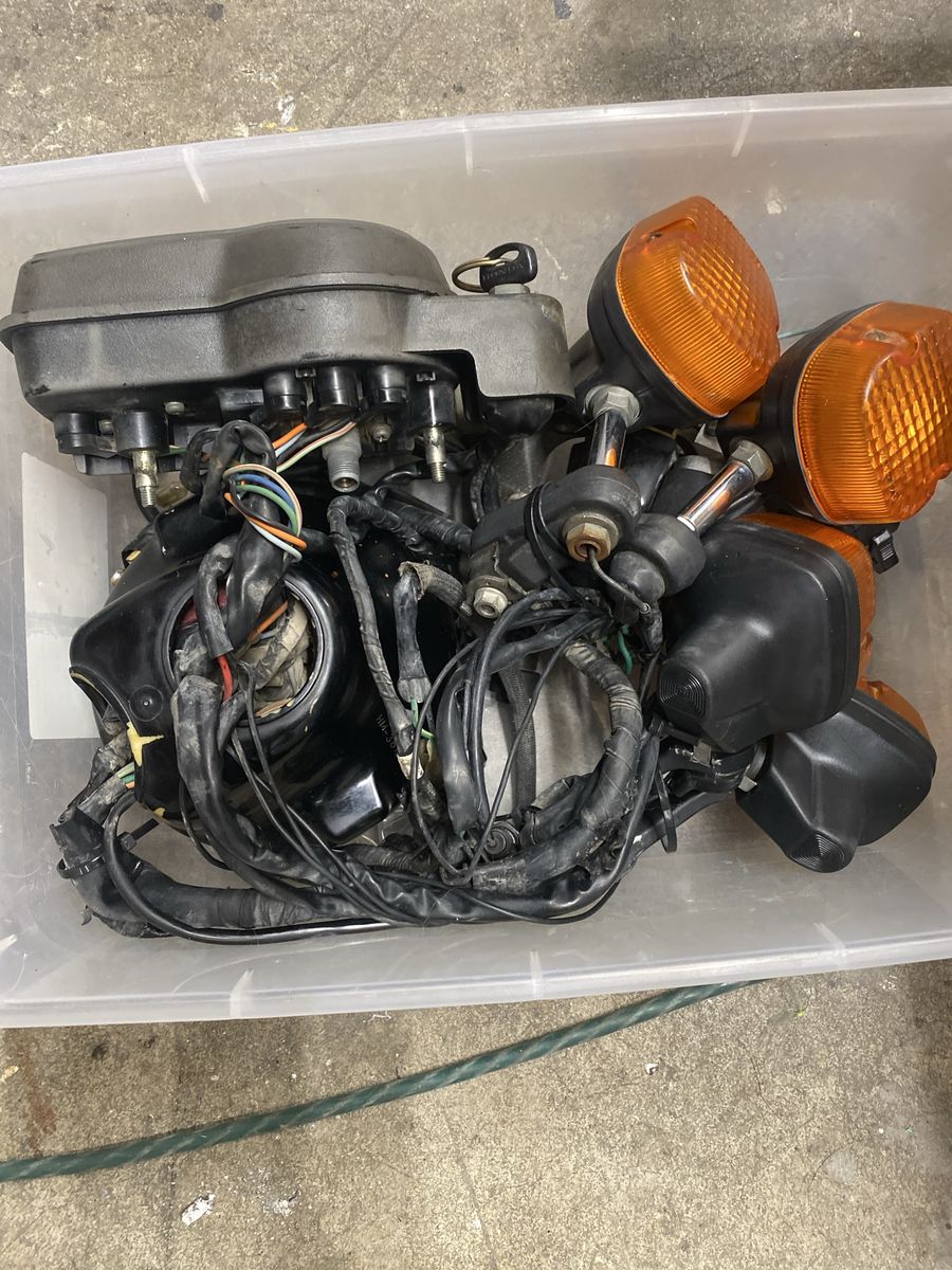 79-81 XL 500S  Motorcycle Parts Lot: front and rear Turn Signals, Wiring Harness - headlight ,speedometer.