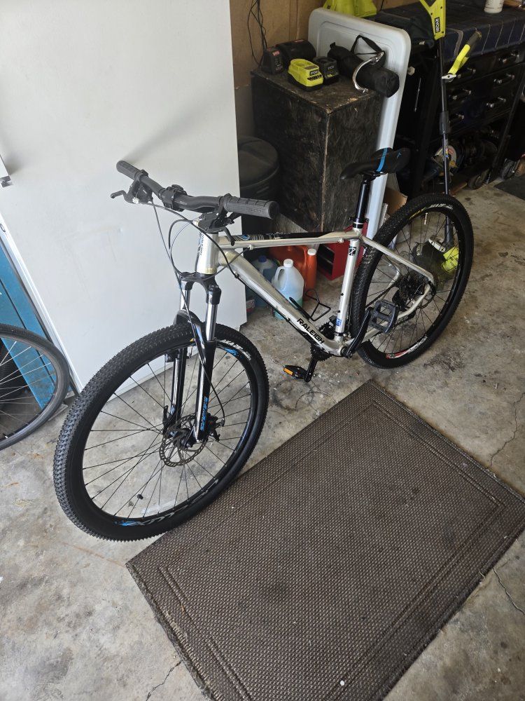 Raleigh Talus 29er Mountain Bike Size Large Silver 29-Inch Wheels