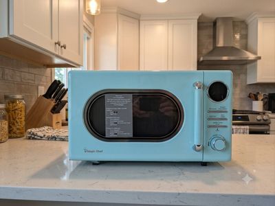 Magic Chef 0.7 cu ft 700W Retro Countertop Microwave - Light Blue