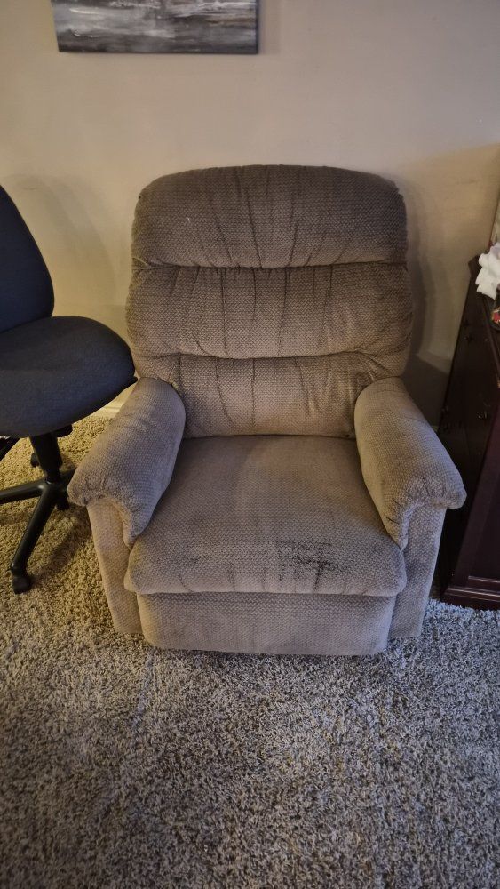 Used Brown Fabric Recliner - Comfortable Seating Solution