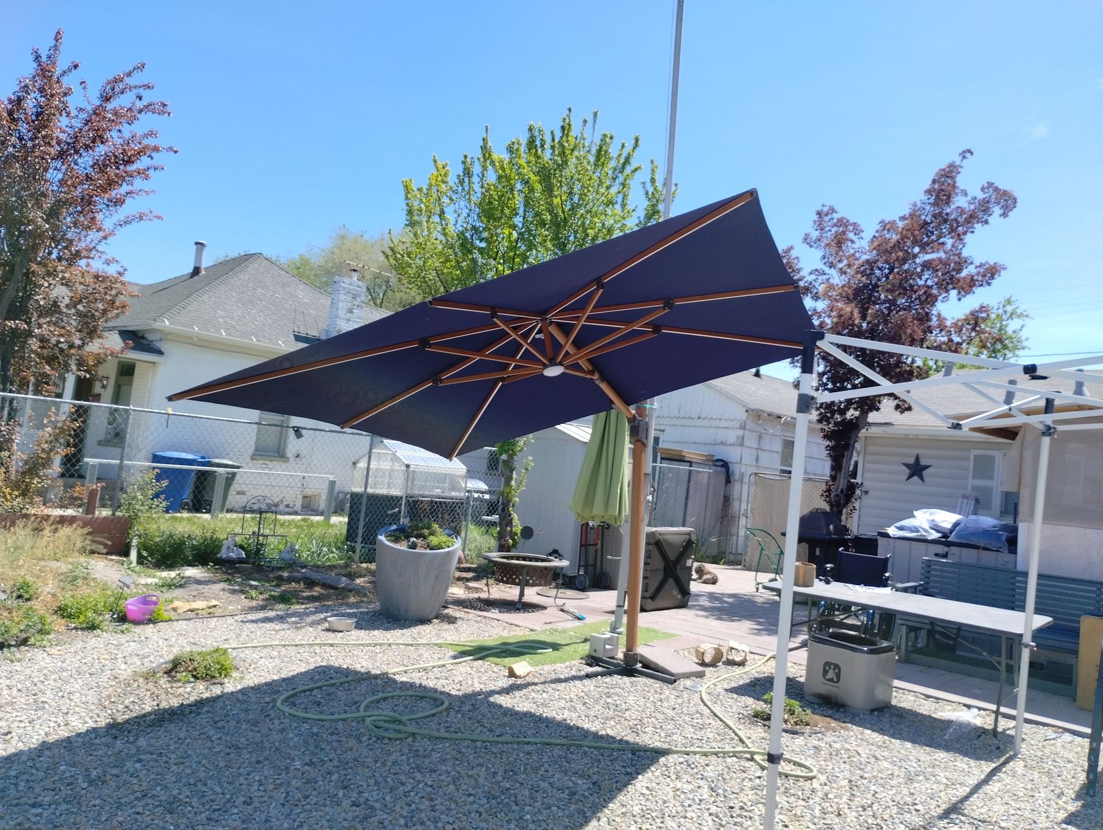 CANTALEVER BLUE 12 FT W/ LEDS AND SOLAR AND BASE