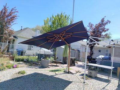 CANTALEVER BLUE 12 FT W/ LEDS AND SOLAR AND BASE