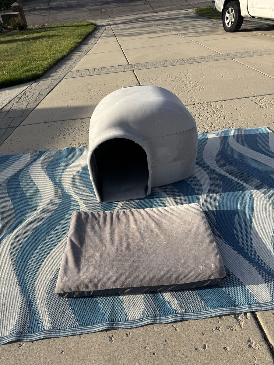 Petmate Allweather Dog Igloo with Bed Doghouse