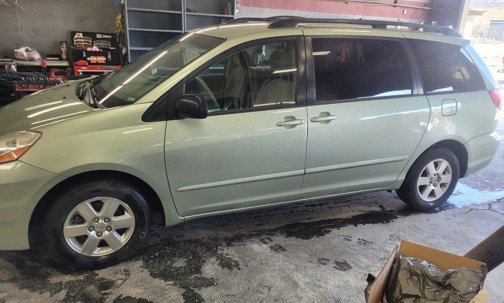 2006 Toyota Sienna LE 7-Passenger