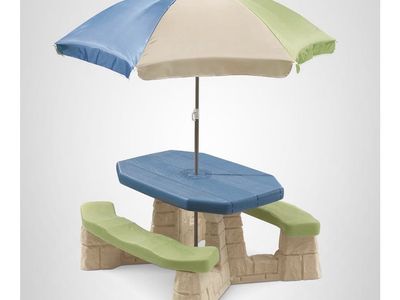 NEW Step 2 Picnic table with umbrella