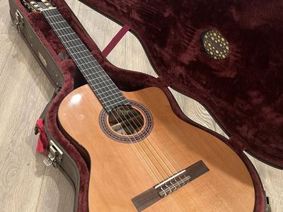 Cordoba C5-CE classical guitar + Cordoba Humicase