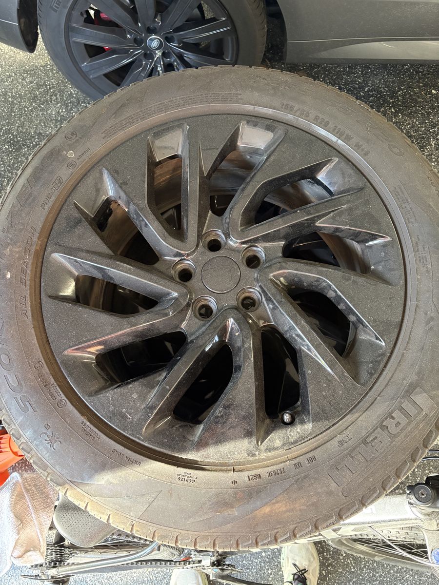 Land Rover Discovery 20” Wheels (4)