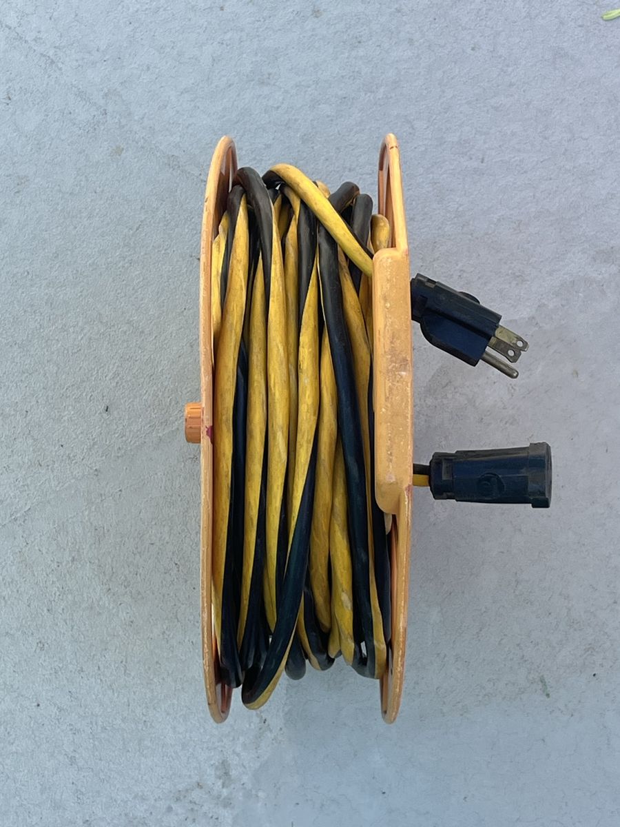 100’ Outdoor Extension Cord on Wind-Up Reel “Great Condition”