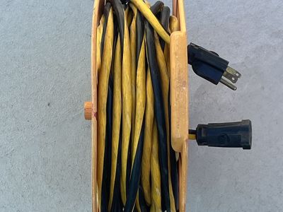 100’ Outdoor Extension Cord on Wind-Up Reel “Great Condition”
