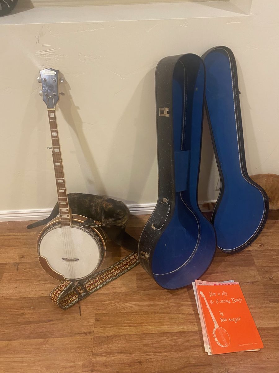 Vintage 60s/70s Conqueror 5-String Banjo + Pete Seeger Book