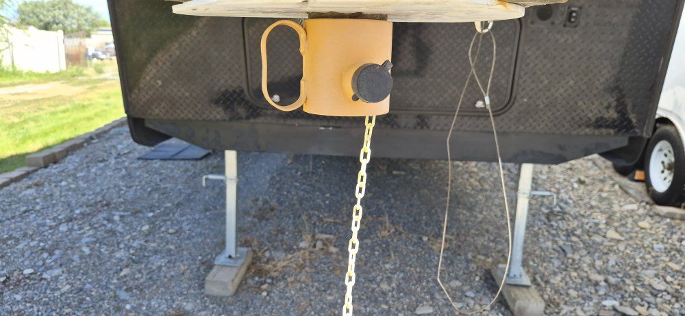 fifth wheel Kingpin lock