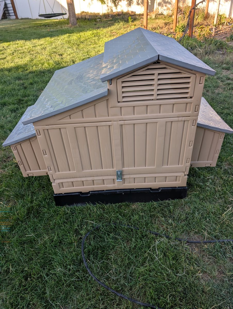 Formex Large Snap Lock Chicken Coop (Up to 8 chickens)