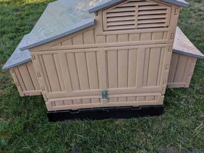 Formex Large Snap Lock Chicken Coop (Up to 8 chickens)
