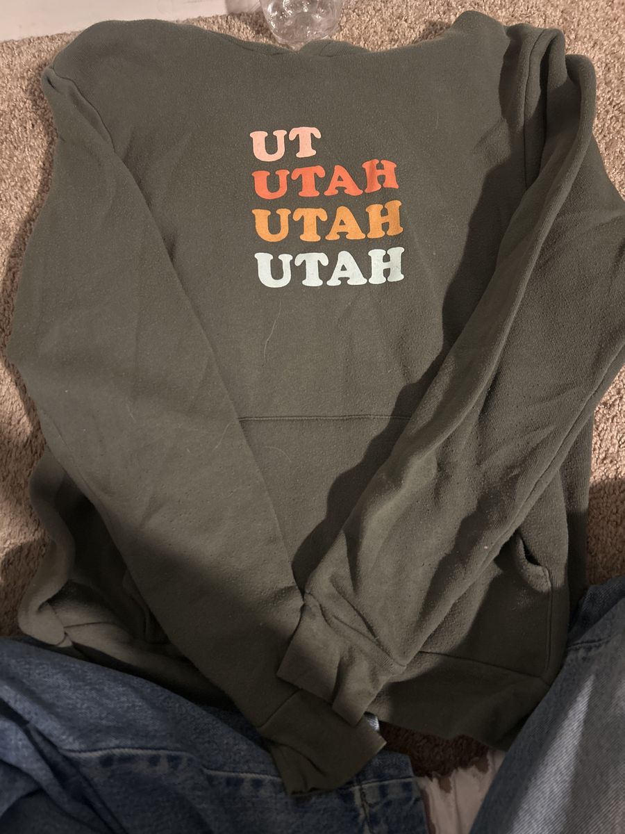 Green "UT UTAH" Graphic Hoodie Sweatshirt with Front Pocket - Unisex