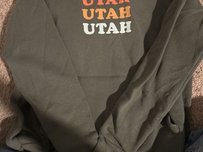 Green "UT UTAH" Graphic Hoodie Sweatshirt with Front Pocket - Unisex