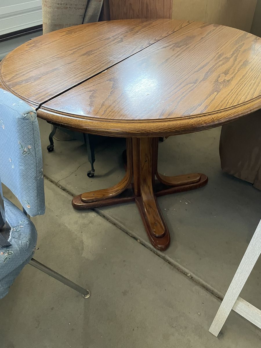 Round/Oval Oak Dining/Kitchen Table with Hidden Leaf