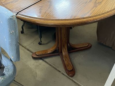 Round/Oval Oak Dining/Kitchen Table with Hidden Leaf