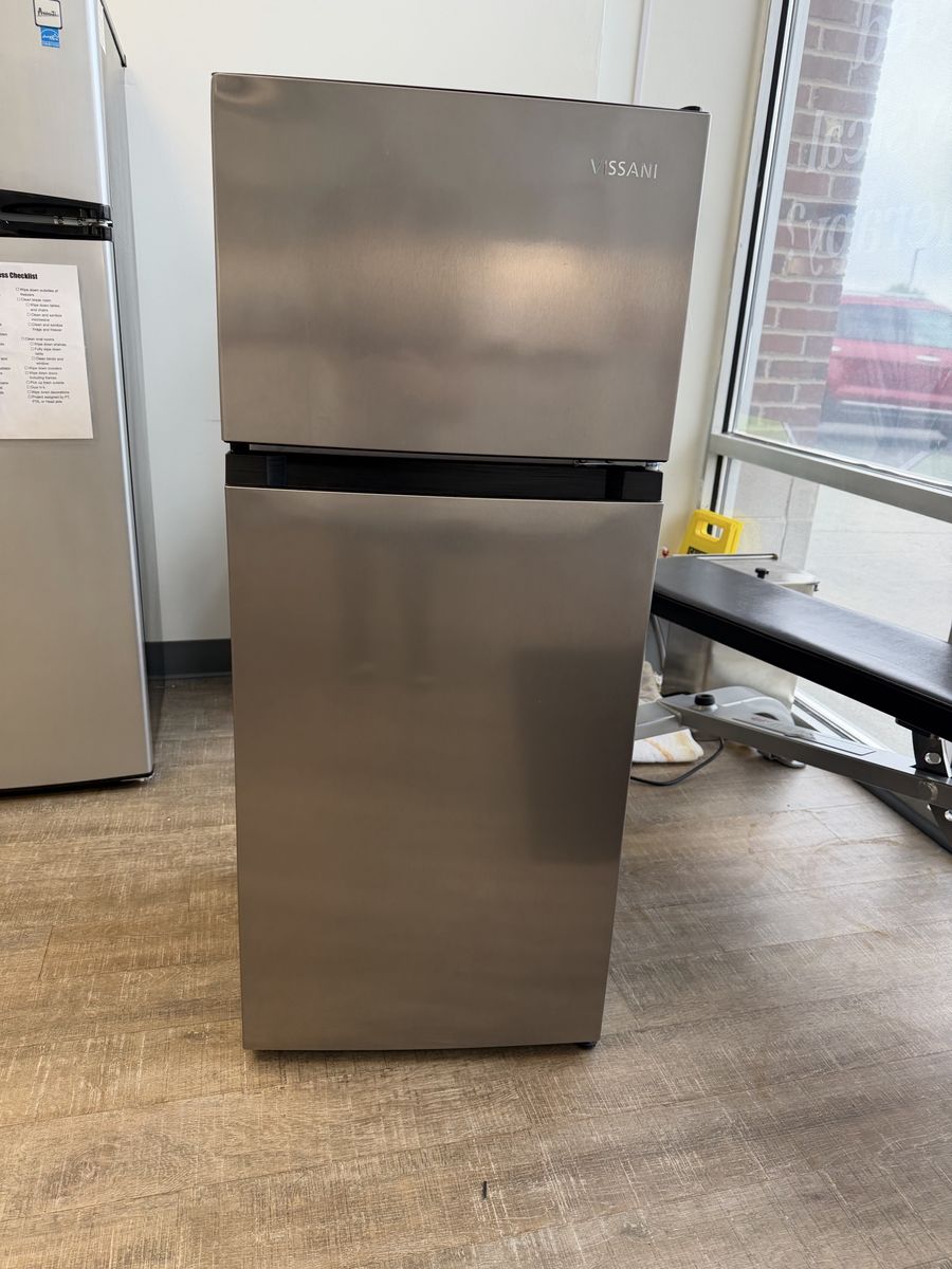 Mini refrigerator with freezer