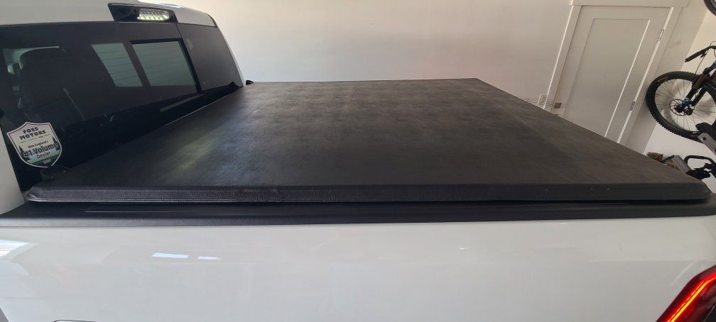 2009-2018 Ram 1500 Black Tri-Fold Tonneau Cover for Truck Bed - Excellent Condition
