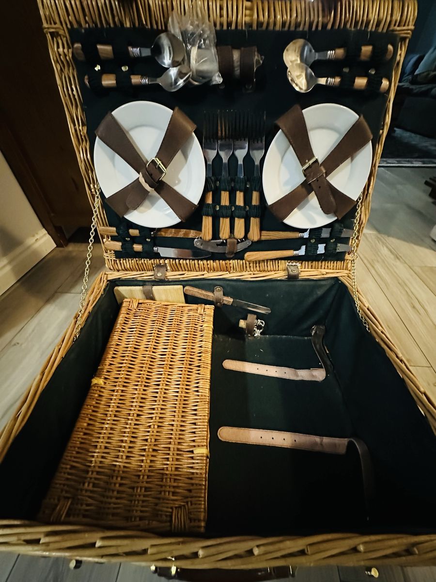 Wicker Picnic Basket for 4 - Complete Set with Plates, Cutlery, Corkscrew & Blanket
