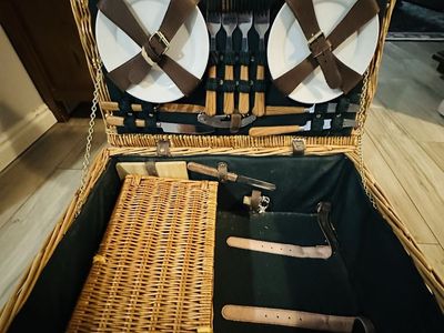 Wicker Picnic Basket for 4 - Complete Set with Plates, Cutlery, Corkscrew & Blanket